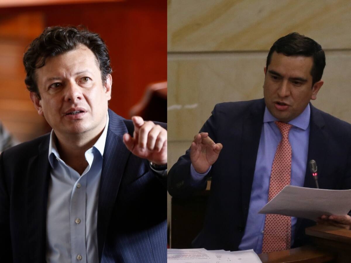 100% antiuribista y ¡No más Petro!, las polémicas vallas con las que amanece el país