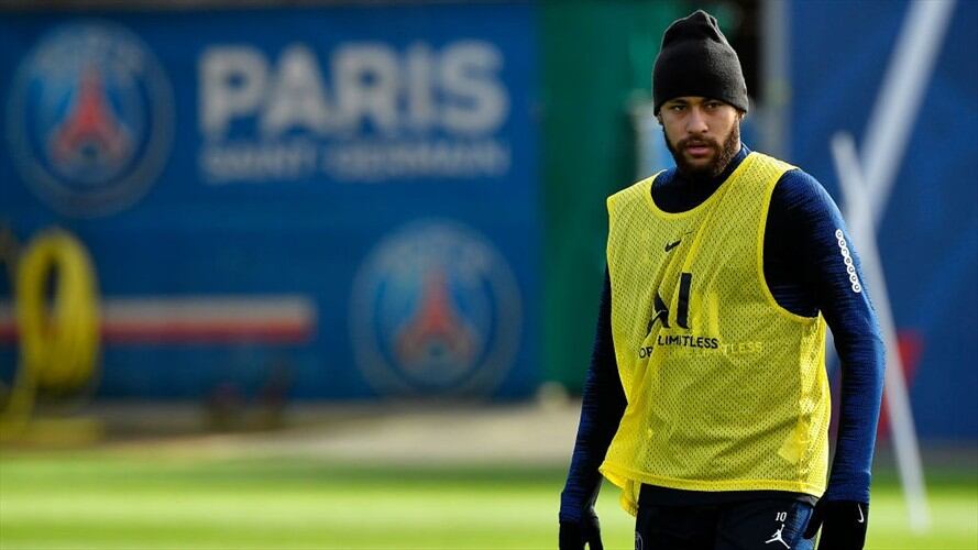 Cuando el club borró el tweet la empresa publicó en la cuenta del equipo en catalán una foto de Neymar con la camiseta del Barcelona . Foto: Getty Images