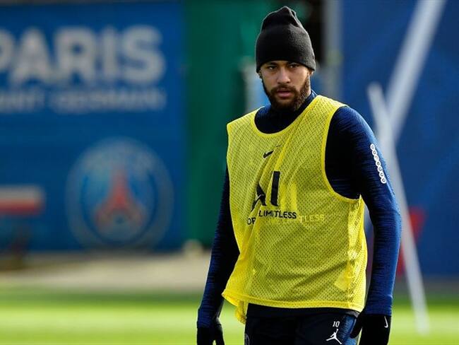 Cuando el club borró el tweet la empresa publicó en la cuenta del equipo en catalán una foto de Neymar con la camiseta del Barcelona . Foto: Getty Images