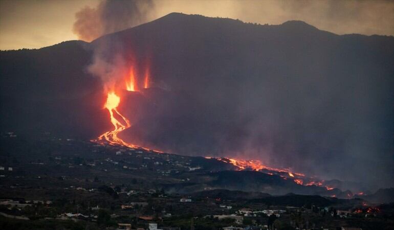 La emisión de lava es mucho mayor de la emitida a lo largo de la pasada semana, pero sobre todo mucho más fluida.. Foto: Kike Rincon/Europa Press via Getty Images