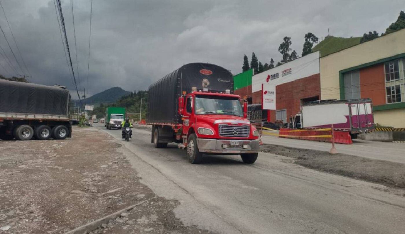 Alto flujo de vehículos por Manizales. Crédito: W Radio.