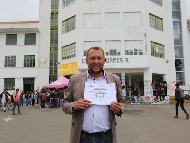 El alcalde electo de Tunja Mikhail Krasnov recibió este 10 de noviembre en la Uptc la credencial de Alcalde. / Foto. Cortesía