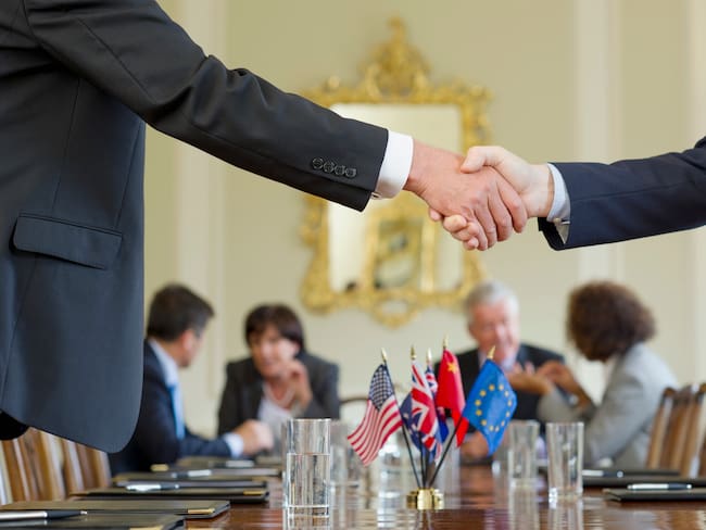 Imagen de referencia dos embajadores dándose la mano en una reunión / Foto: GettyImages