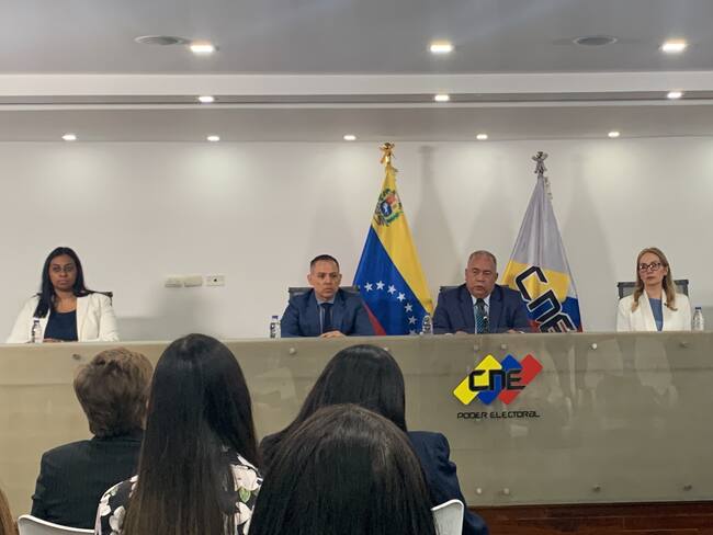 De izquierda a derecha: Aimee Nogal, Carlos Quintero, Elvis Amoroso, Rosalba Gil y Juan Carlos Delpino, nuevas autoridades del CNE que asumen sus cargos. Foto: Gabriela González.