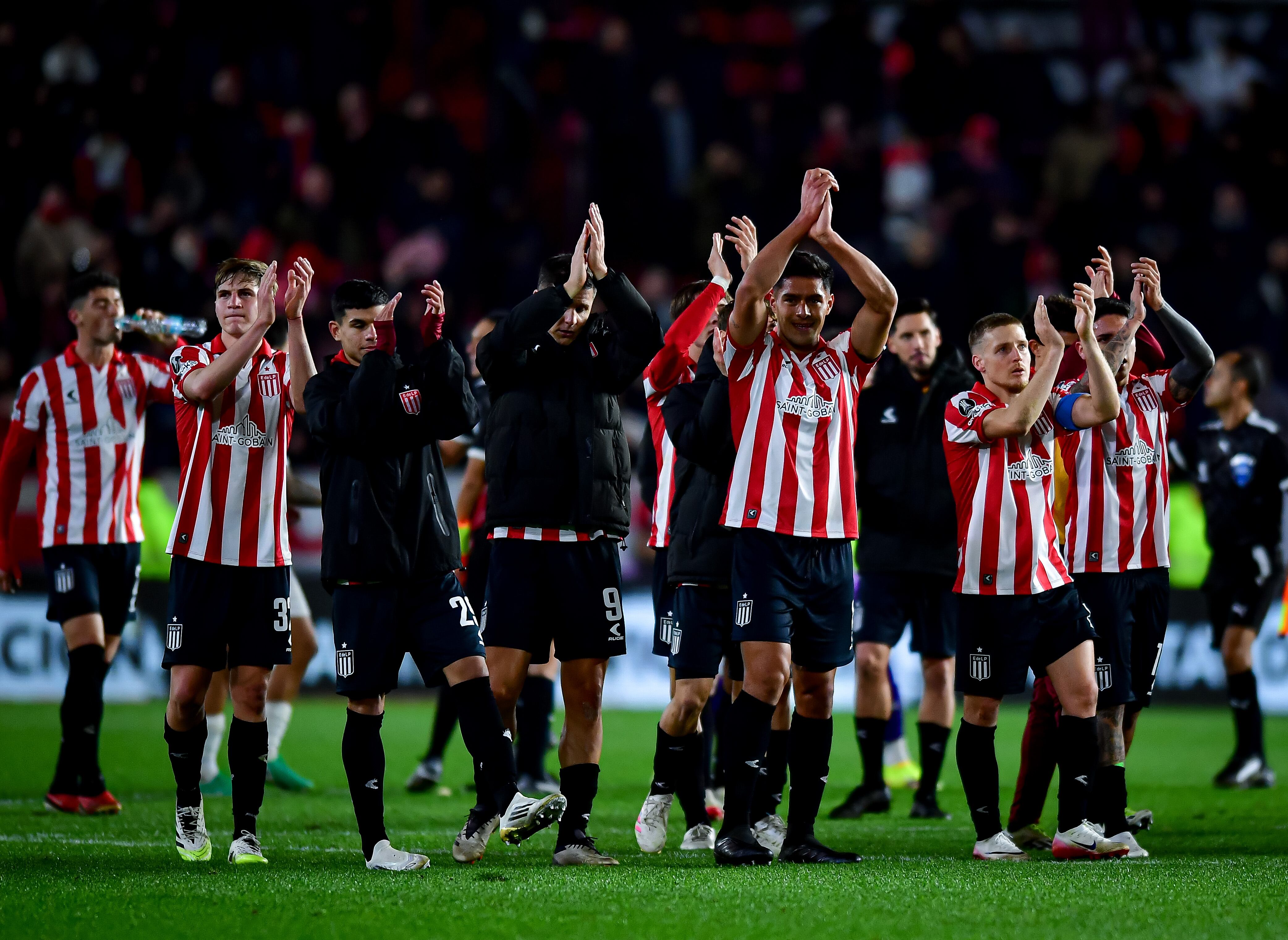 Jugadores de Estudiantes celebran al final del partido entre Estudiantes y Cerro Porteño en el estadio Jorge Luis Hirschi el 20 de agosto de 2025 en La Plata, Argentina. (Foto de Marcelo Endelli/Getty Images)