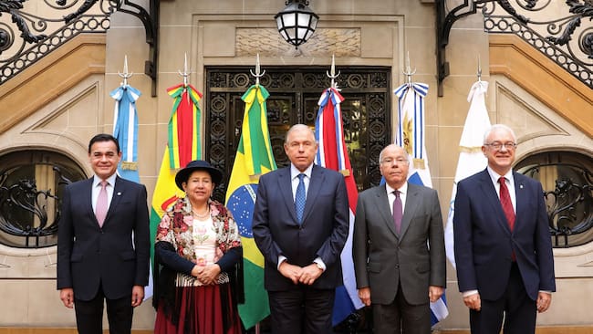 AME8326. BUENOS AIRES (ARGENTINA), 11/04/2025.- Fotografía cedida este viernes por el Ministerio de Relaciones Exteriores, Comercio Internacional y Culto de Argentina que muestra al canciller argentino, Gerardo Werthein (c), los ministros de Exteriores de Brasil, Mauro Vieira (2d), de Uruguay, Mario Lubetkin (d), de Paraguay, Rubén Ramírez (i) y Bolivia, Celinda Sosa Lunda (2i), posando en el patio central del Palacio San Martín en Buenos Aires (Argentina). Los ministros de Exteriores del Mercosur concluyeron este viernes una reunión en Buenos Aires para conversar sobre la actualidad del bloque suramericano en medio de las tensiones por la guerra comercial global. EFE/Ministerio de Relaciones Exteriores, Comercio Internacional y Culto de Argentina /SOLO USO EDITORIAL NO VENTAS /SOLO DISPONIBLE PARA ILUSTRAR LA NOTICIA QUE ACOMPAÑA /CRÉDITO OBLIGATORIO