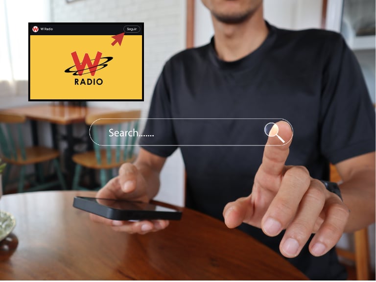 Persona con un celular en la mano y con la ilustración de un buscador web (Foto vía Getty Images)