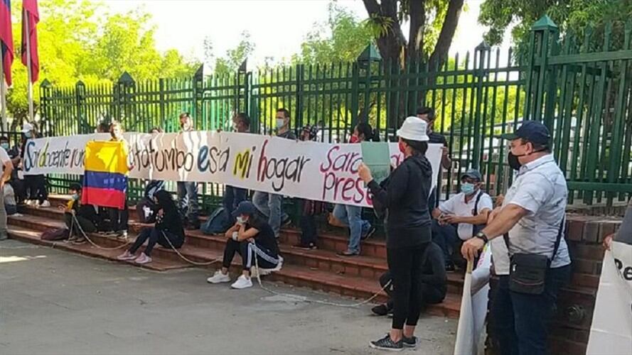 Docentes del Catatumbo se encadenan en la Gobernación de Norte de Santander. Foto: Cortesía