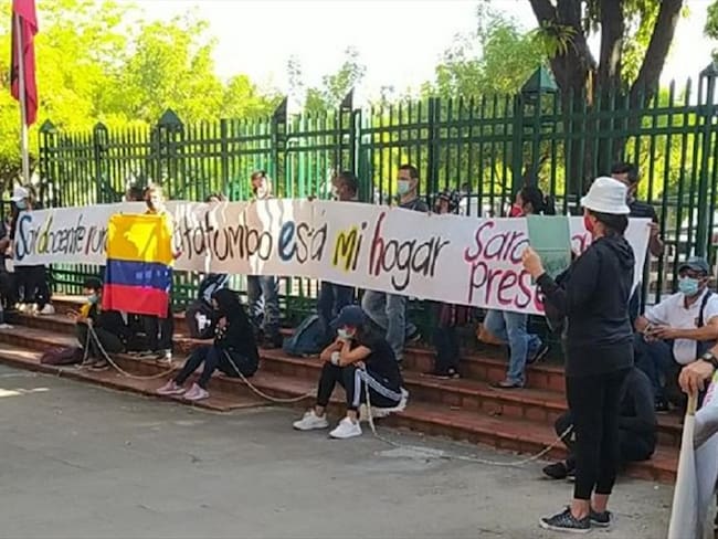 Docentes del Catatumbo se encadenan en la Gobernación de Norte de Santander. Foto: Cortesía