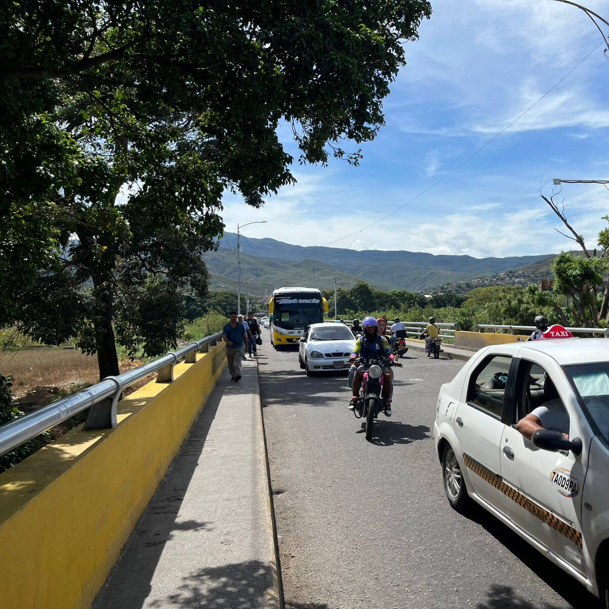 Normalidad en puentes internacionales tras anuncio de Venezuela de militarizar la frontera