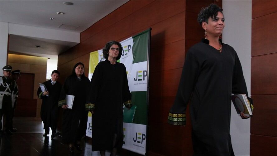 En la diligencia judicial se les pidió que entreguen "verdad completa, detallada y exhaustiva" sobre este delito que se cometió por aproximadamente 25 años.. Foto: Colprensa