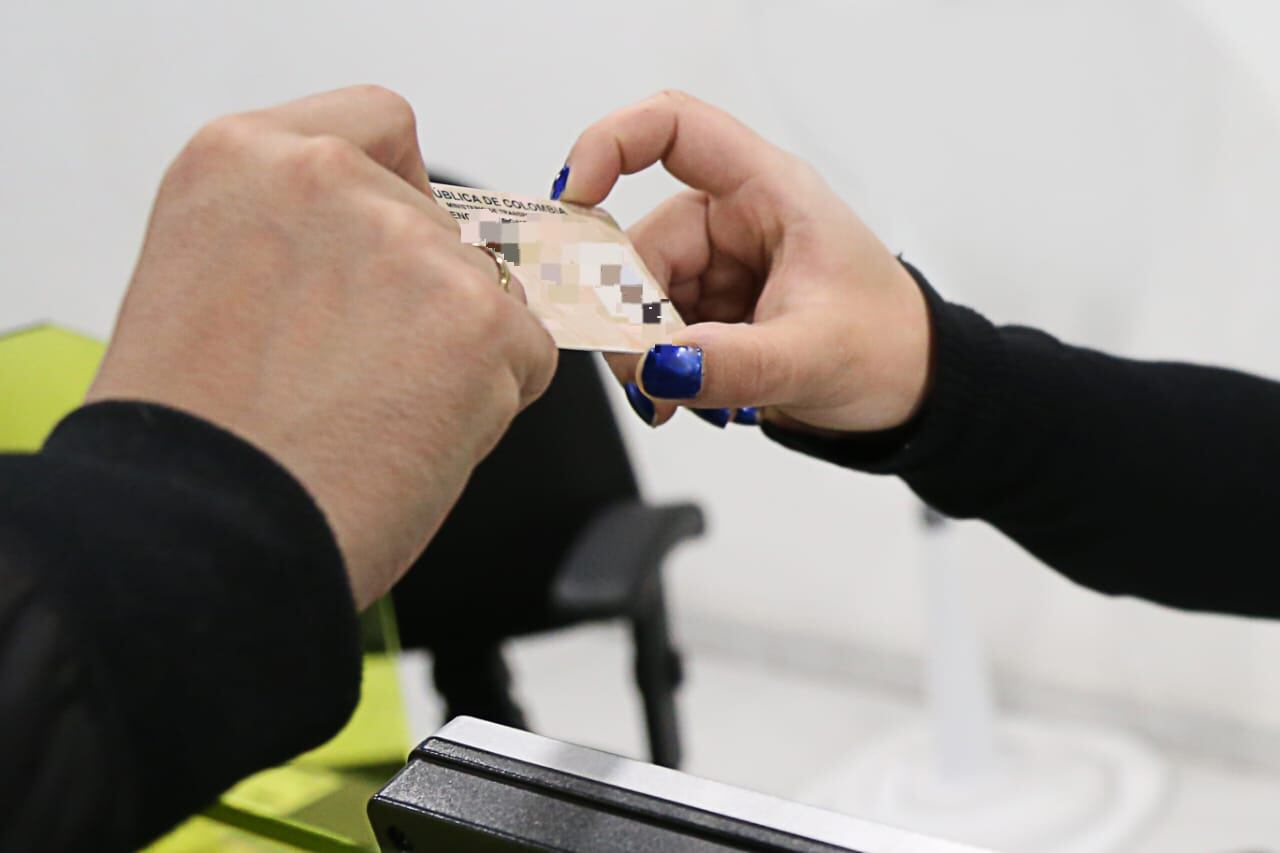 Trámite de duplicado de cédula de ciudadanía colombiana (Foto vía COLPRENSA)