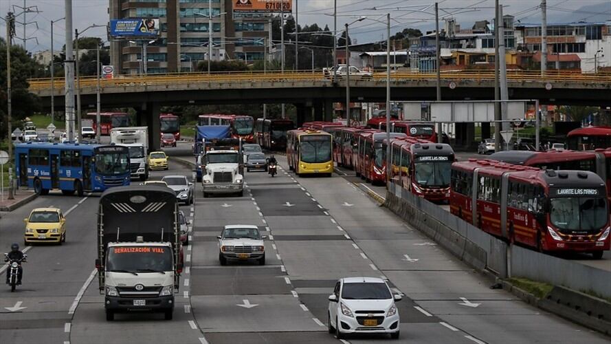 Ya está listo el acuerdo con el Gobierno Nacional que permitiría usar los recursos de los peajes para llevar a cabo ampliaciones en los principales corredores viales de la ciudad. Foto: Colprensa / ÁLVARO TAVERA