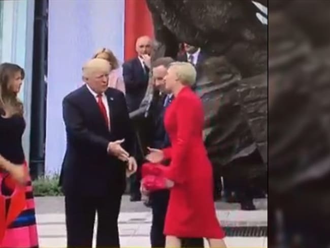 La mujer que dejó con la mano estirada a Donald Trump