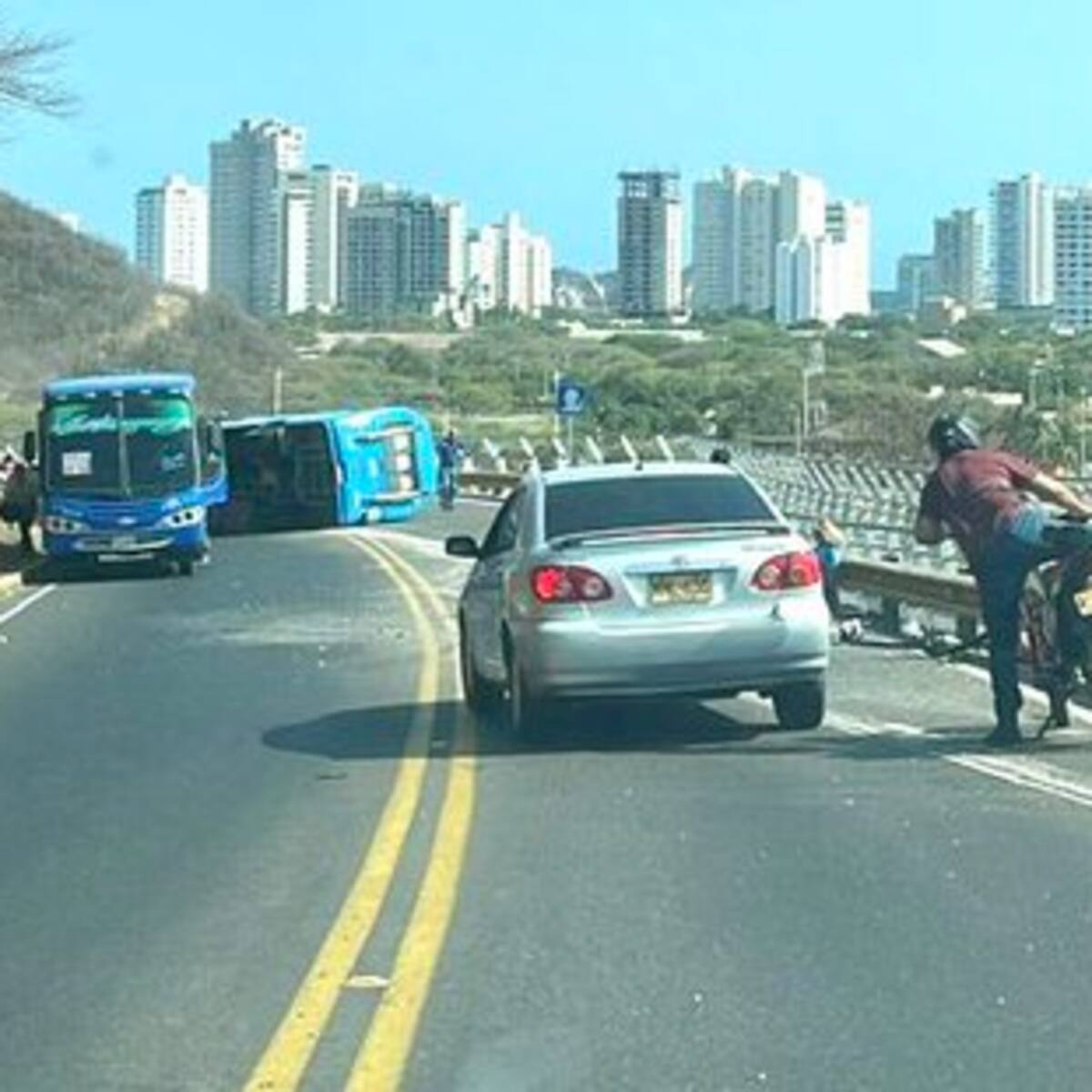 Volcamiento de bus de transporte público en el Ziruma dejó once personas heridas