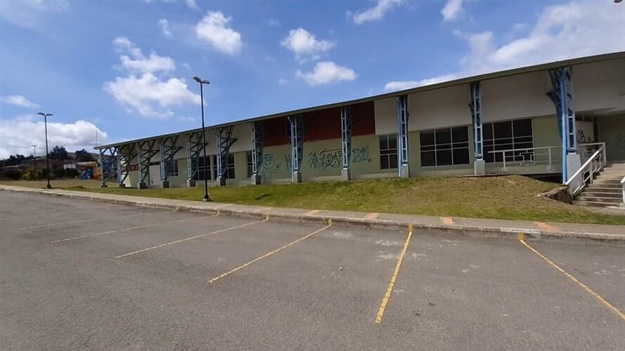 Un familiar de un recluso dice que su padre de 80 años de edad está durmiendo en una colchoneta en el piso.. Foto: W
