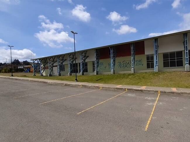 Un familiar de un recluso dice que su padre de 80 años de edad está durmiendo en una colchoneta en el piso.. Foto: W