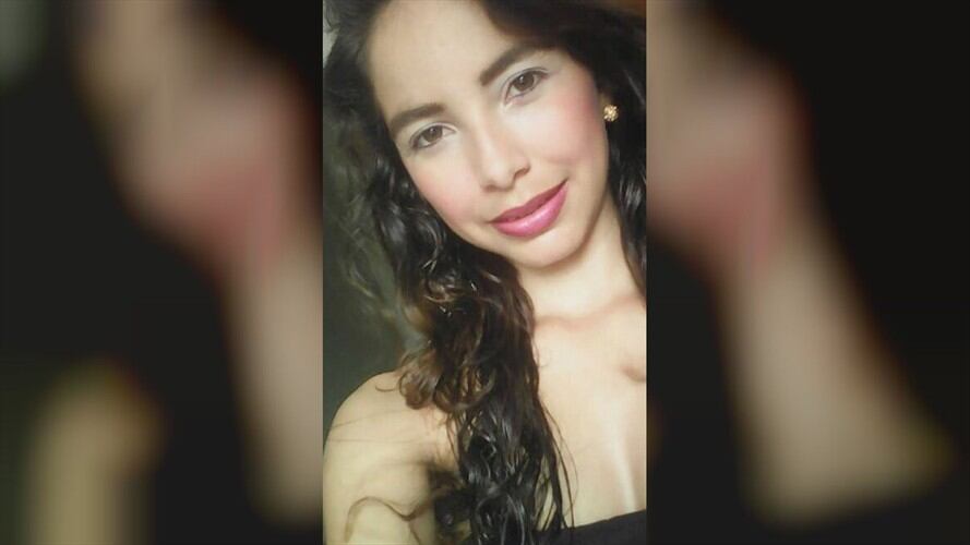 Una joven, identificada como Kenede Vega, de 27 años de edad, fue atacada con arma blanca por su expareja. Foto: Silvana Salas (W Radio)