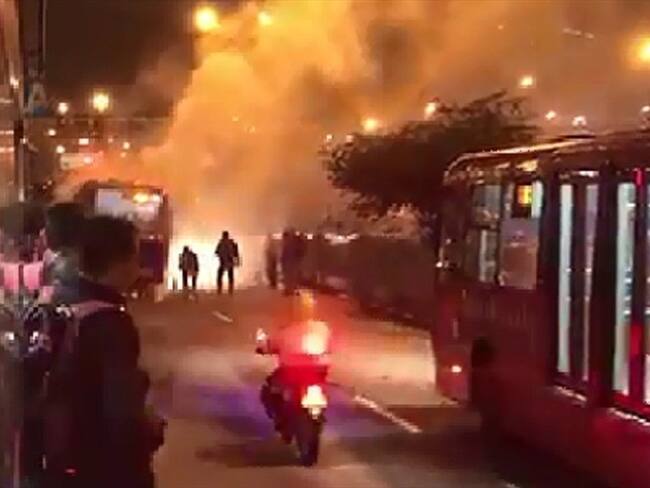 Seis personas heridas luego de incendiarse bus de Transmilenio. Foto: Cortesía José Rodríguez