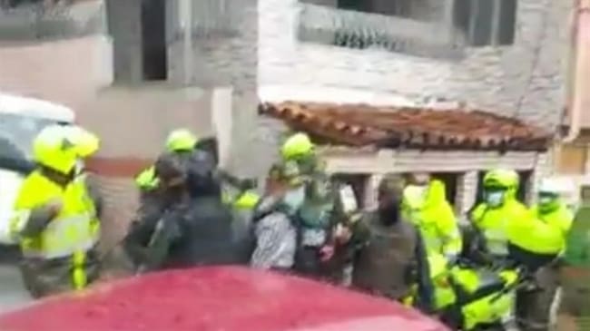 Gaula de la Policía captura a presuntos secuestradores en Bello, Antioquia. Foto: Captura de video en Twitter: @_theosorio