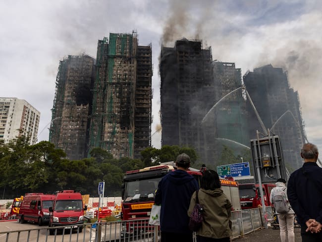 Complejo residencial afectado por incendio en Hong Kong. Foto: Isaac Lawrence/Getty Images