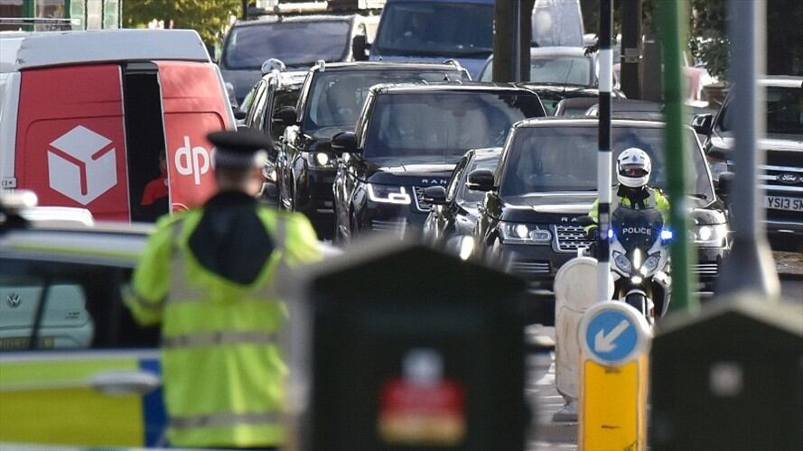 Foto de referencia de los homenajes de cuerpo diplomático por la muerte de David Amess en Inglaterra. Foto: Getty Images/John Keeble