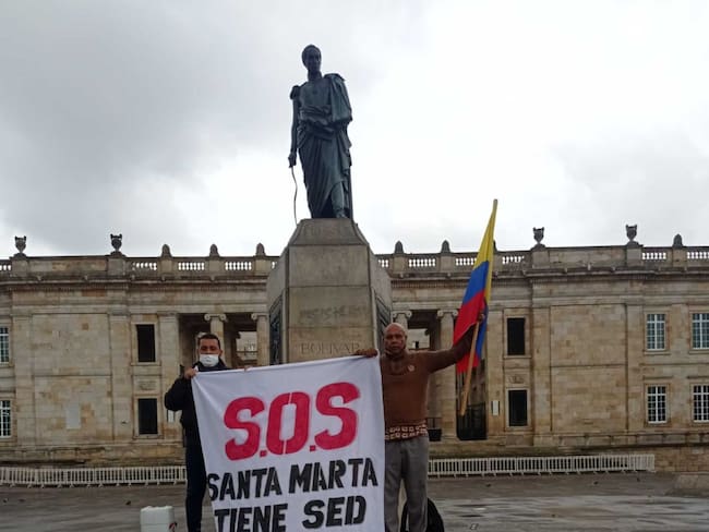 Dos samarios llegaron hasta Bogotá a protestar por la falta de agua