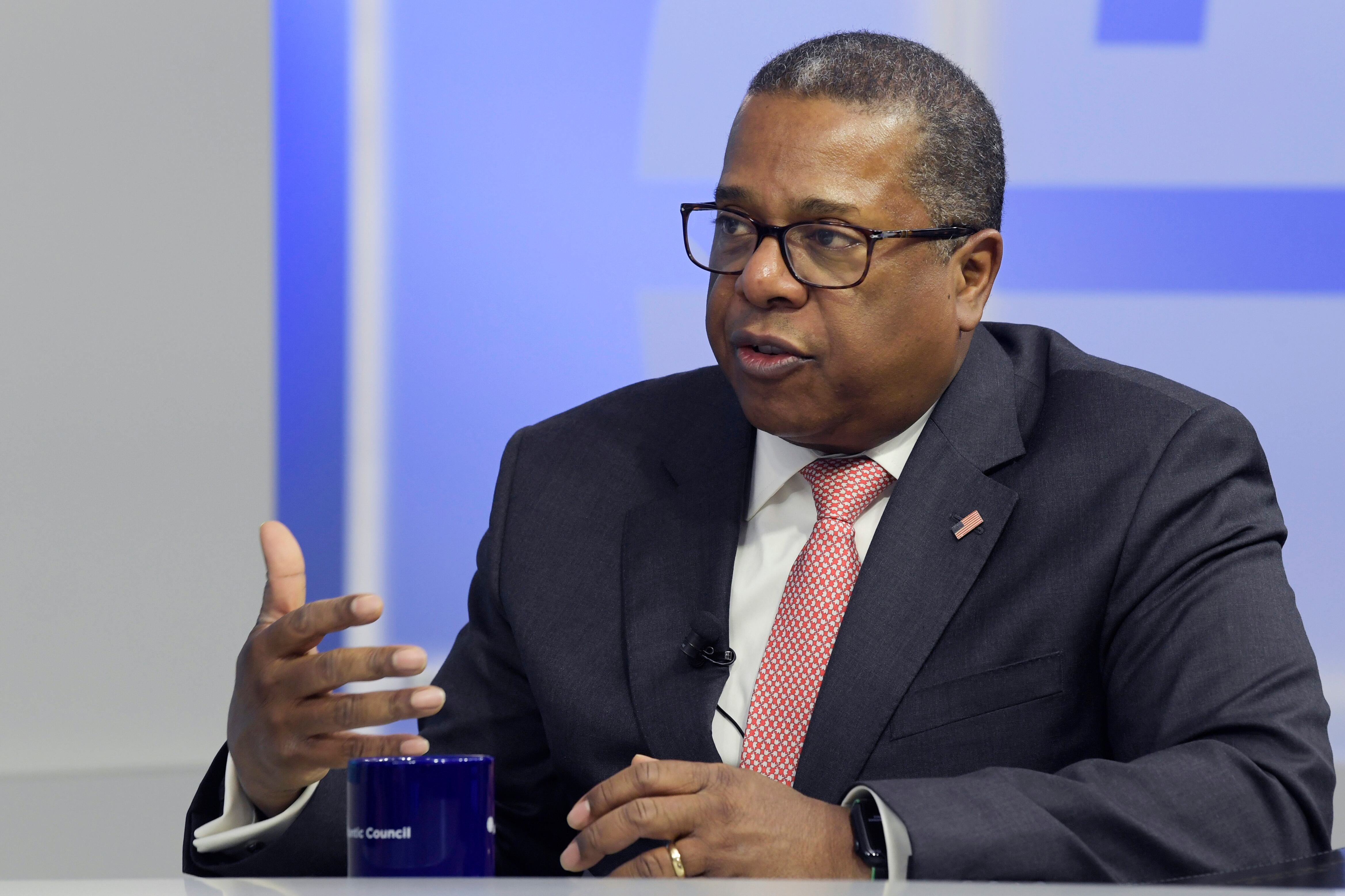 Gobierno colombiano no debería acusar sin evidencias: Brian Nichols, ex subsecretario de Estado