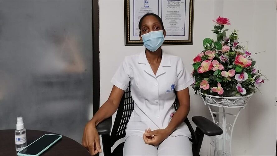 Una enfermera ‘afro’, amiga de los indígenas, la primera a vacunarse en Santa Marta. Foto: W Radio