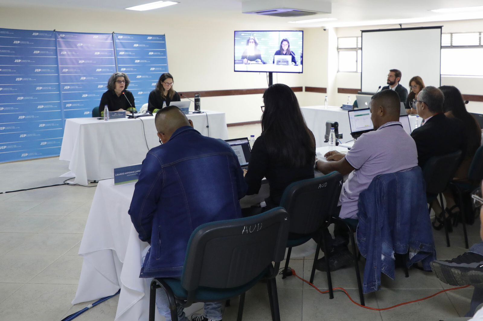 Por favor cortesía: JEP