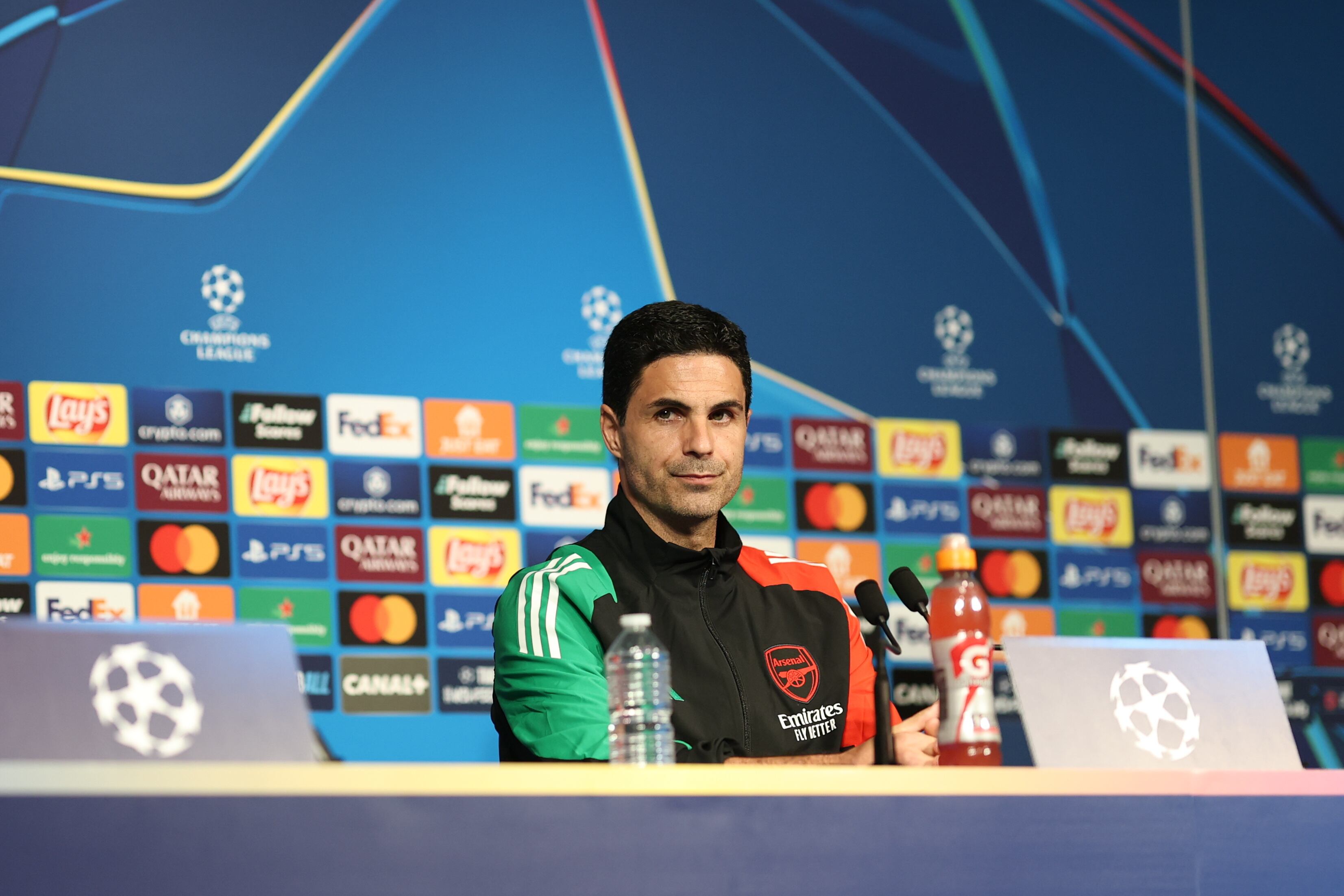 Mikel Arteta, DT del Arsenal, habló previo al juego de su equipo ante PSG por las semifinales de la Champions. EFE/EPA/MOHAMMED BADRA
