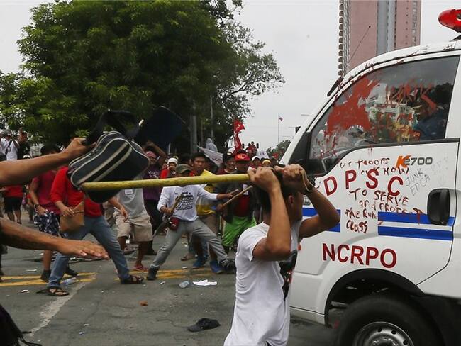 Furgón de la policía filipina embistió el miércoles contra un grupo de manifestantes. Foto: Associated Press - AP.