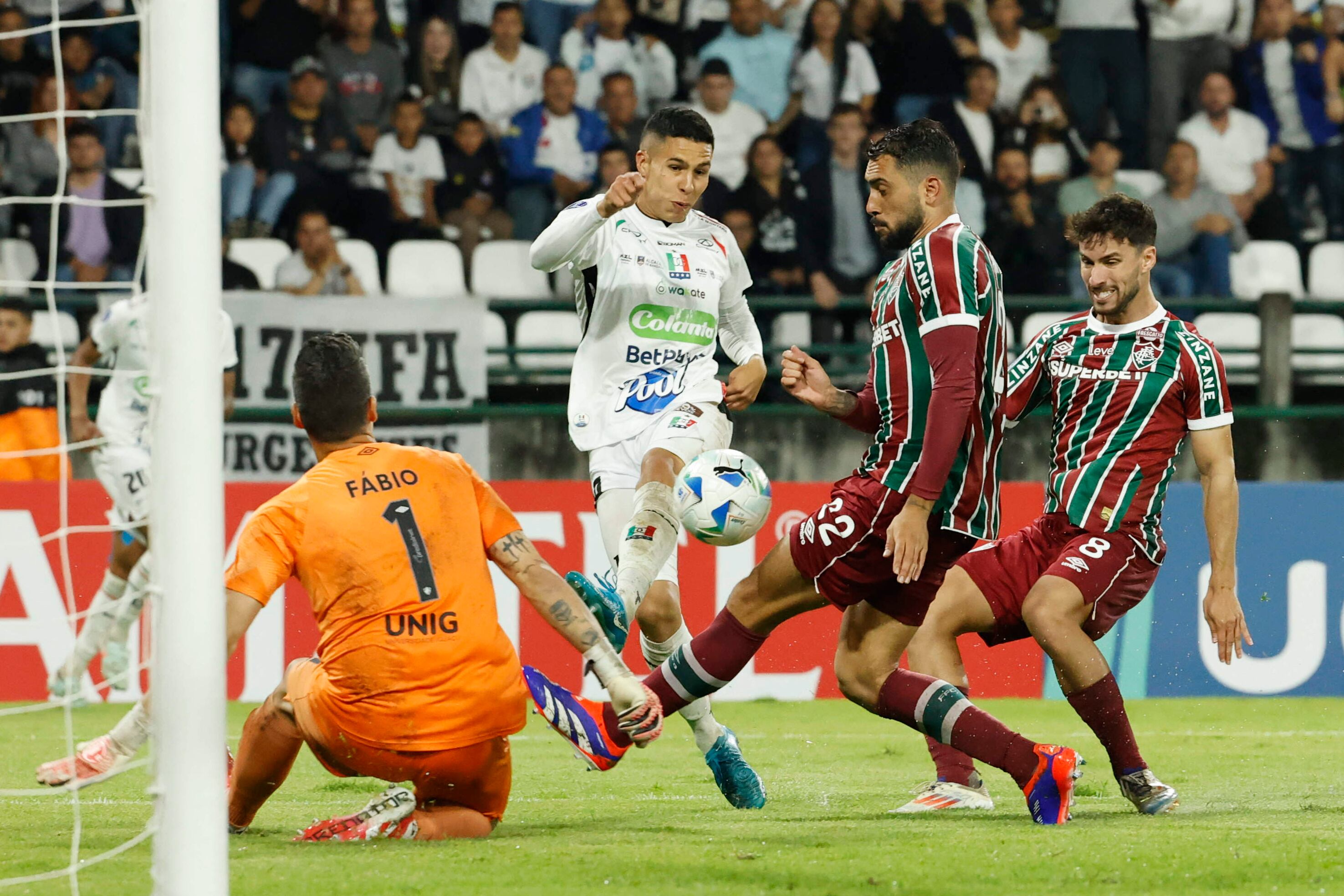 Mateo García  de Once Caldas disputa el balón con varios jugadores de Fluminense en el primer partido de la fase de grupos de la Copa Sudamericana. FOTO: EFE/ Mauricio Dueñas Castañeda