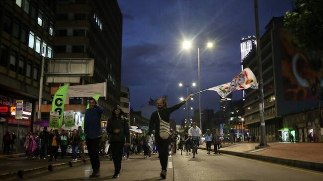 Quienes incurran o promuevan actos violentos serán castigados con multas de hasta 100 salarios mínimos, sanciones pedagógicas y pérdida de beneficios educativos . Foto: Colprensa