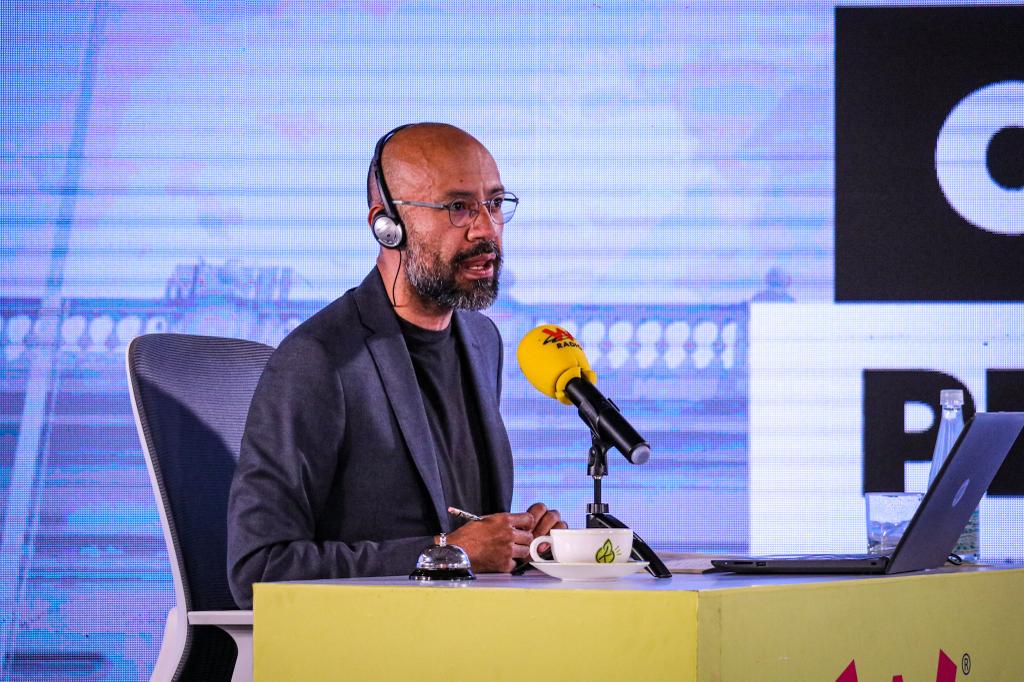 El director de Sigue La W, Juan Pablo Calvás, respondió a un comentario de una usuaria de redes sociales que preguntaba por qué se le daba protagonismo “a un líder social y a los demás no”.