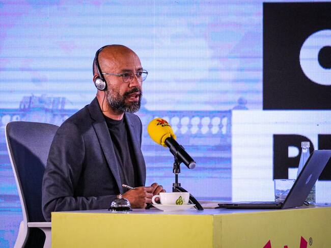 El director de Sigue La W, Juan Pablo Calvás, respondió a un comentario de una usuaria de redes sociales que preguntaba por qué se le daba protagonismo “a un líder social y a los demás no”.