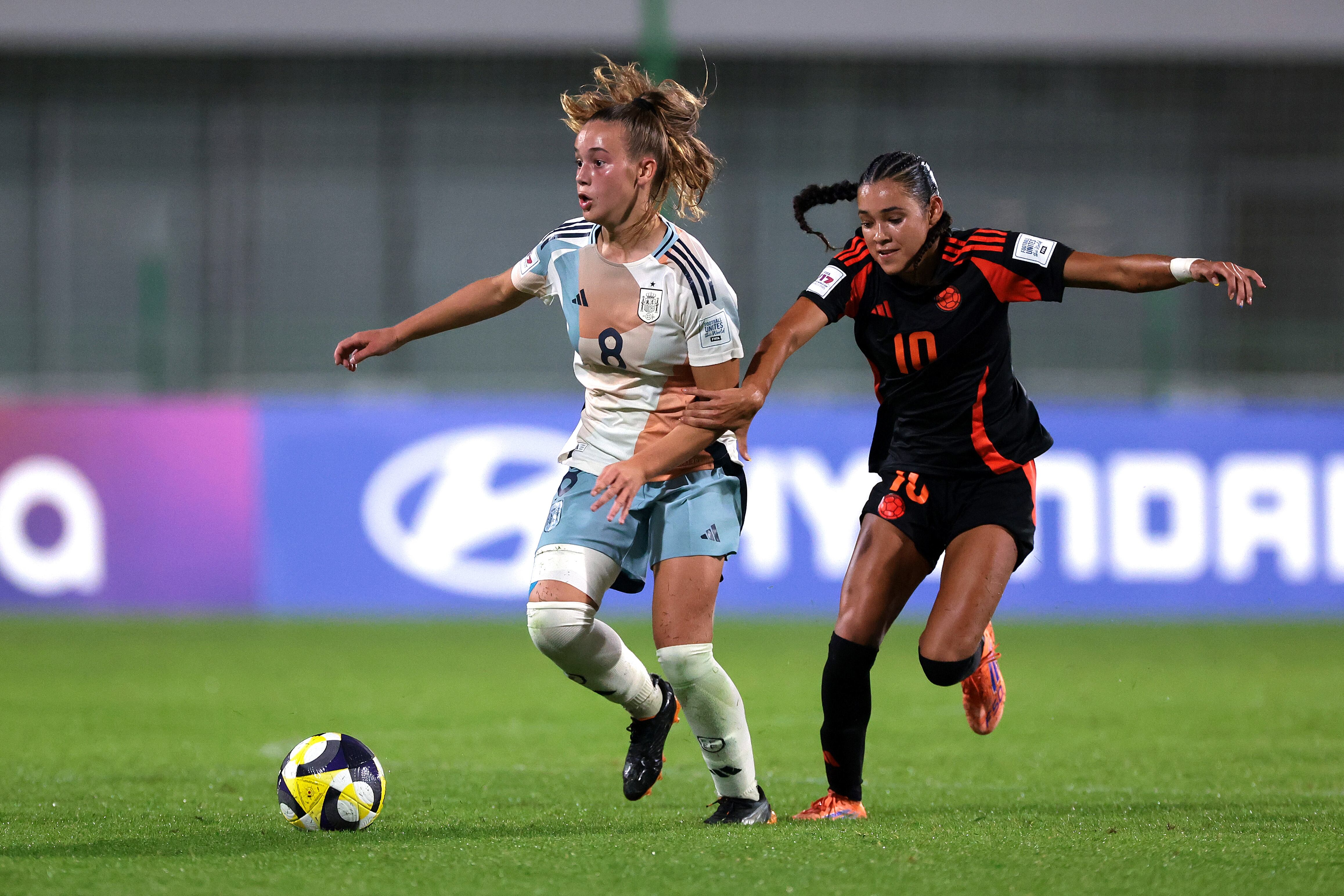 Celia Gómez y Ella Martínez durante el España vs. Colombia del Mundial Sub-17 de Marruecos. FOTO: Jonathan Moscrop/Getty Images