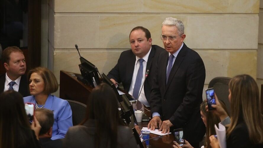 El senador Álvaro Uribe salió en defensa de la propuesta de una sala especial para militares y policías para intentar salvarla. Foto: Colprensa
