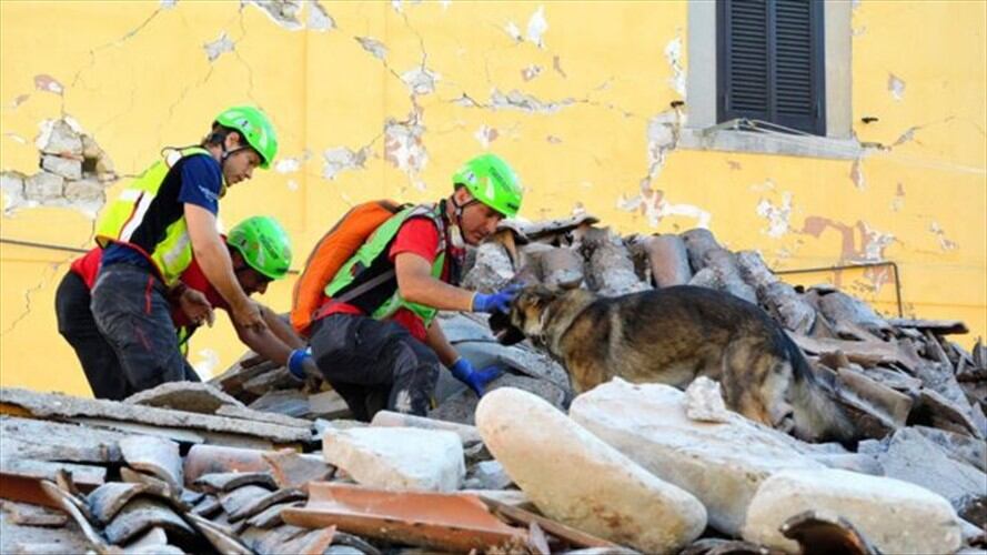 Es esencial que los rescatistas administren cuanto antes suero o soluciones con bicarbonato de sodio para evitar daños a los riñones de las personas atrapadas entre los escombros.. Foto: BBC Mundo