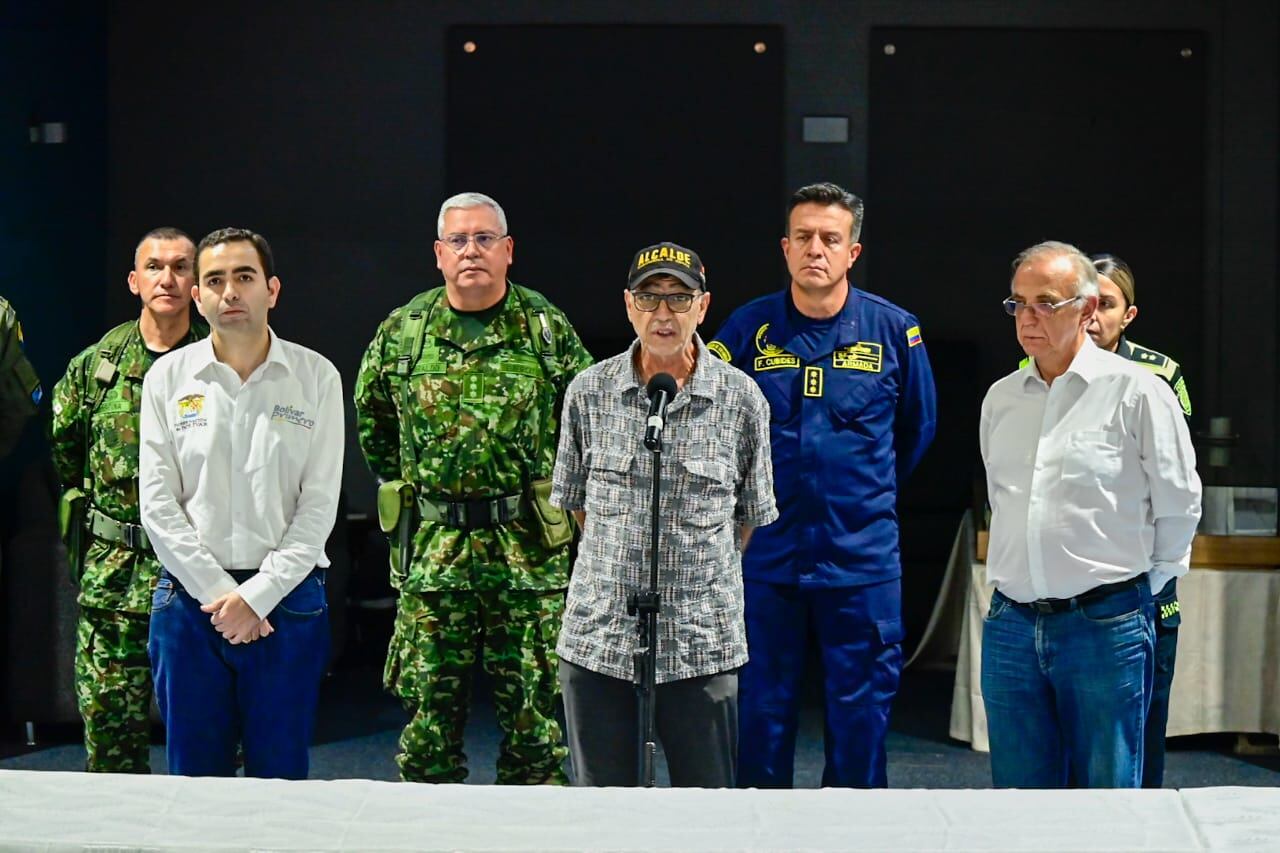 El alcalde de Cartagena, William Dau, junto al ministro de Defensa y el Gobernador de Bolívar, al término del consejo de seguridad. Foto: Cortesía Alcaldía.