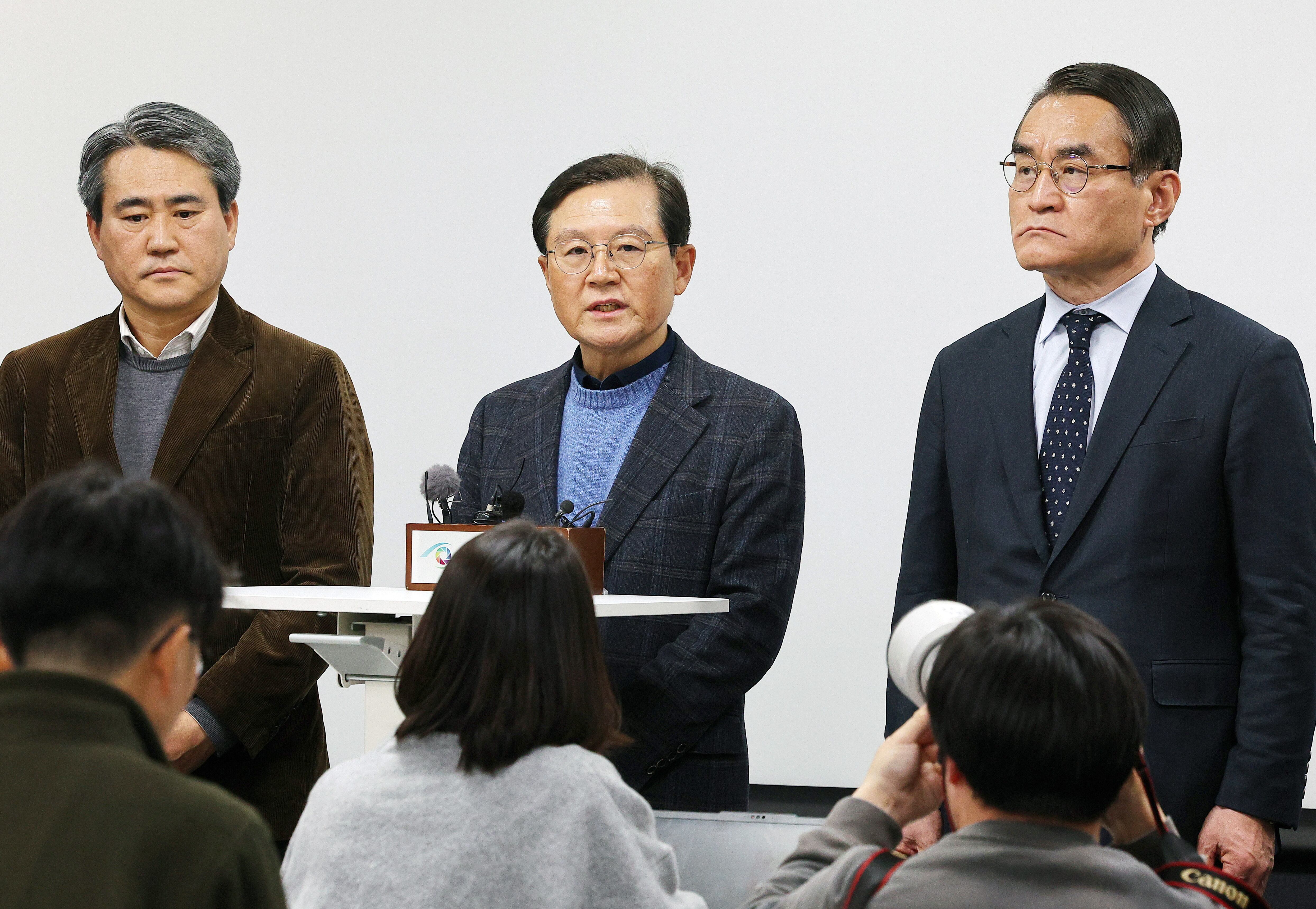 Seúl (República de Corea), 08/01/2025.- El abogado del presidente destituido de Corea del Sur, Yoon Suk Yeol, Yun Gap-keun (C), habla durante una rueda de prensa.
