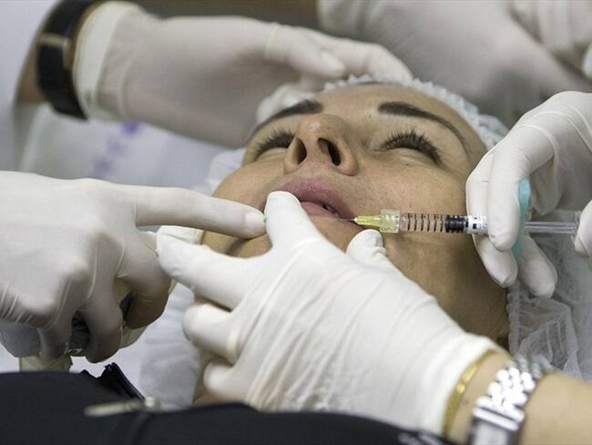 La mujer fallecida al parecer tuvo problemas en su salud un mes después de practicarse un procedimiento estético en una clínica de Cali. Foto: Getty Images