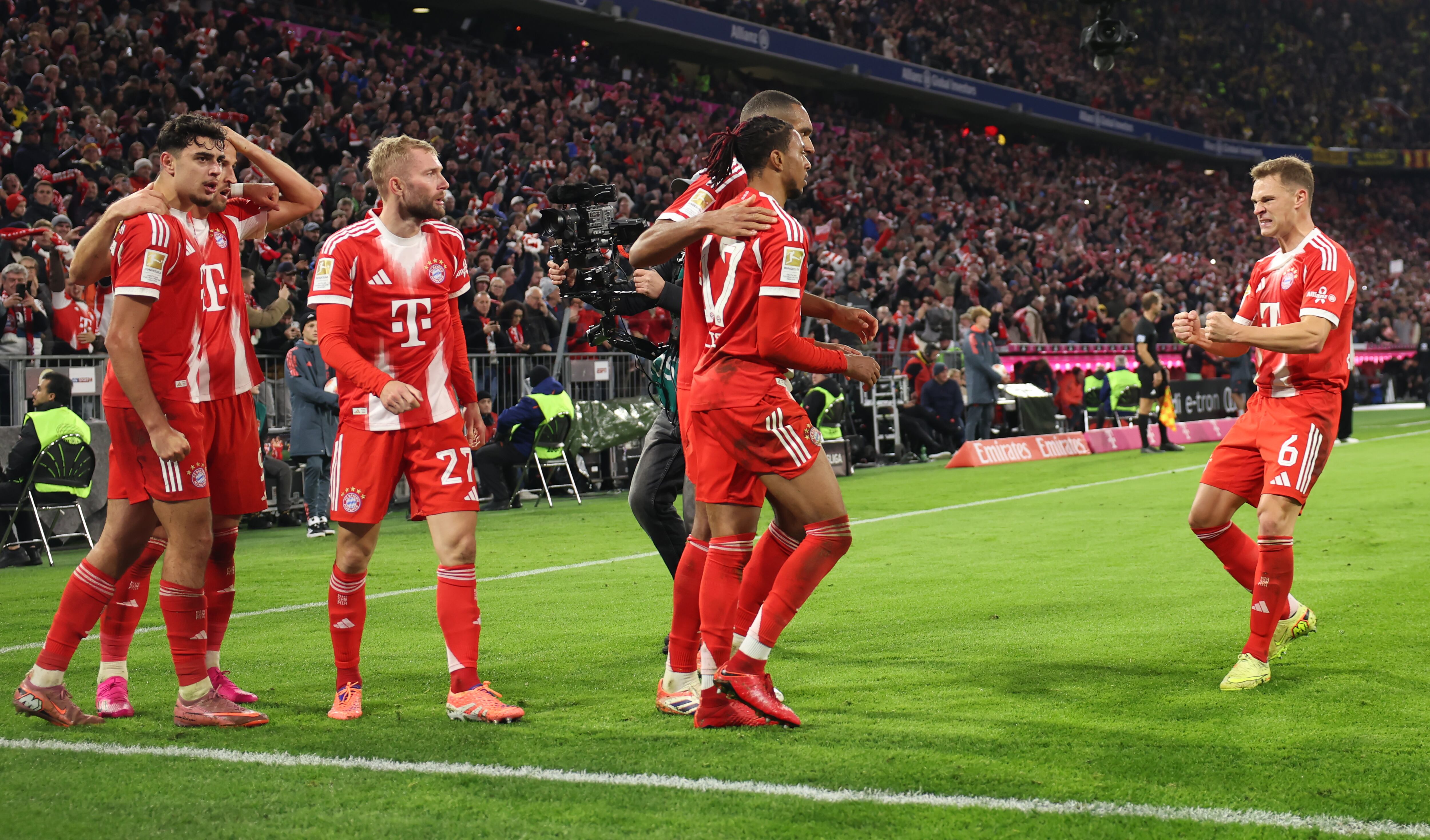 Michael Olise celebra con sus compañeros su gol ante el Borussia Dortmund. FOTO: Alex Grimm/Getty Images