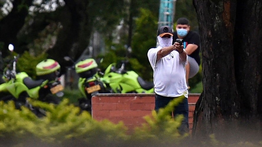 Autoridades le informaron a W Radio que han identificado a cinco civiles armados que dispararon contra manifestantes. Foto: Getty Images / LUIS ROBAYO