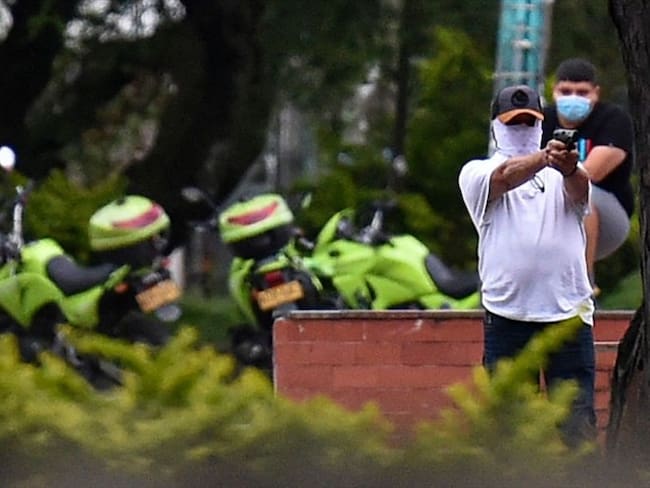 Autoridades le informaron a W Radio que han identificado a cinco civiles armados que dispararon contra manifestantes. Foto: Getty Images / LUIS ROBAYO
