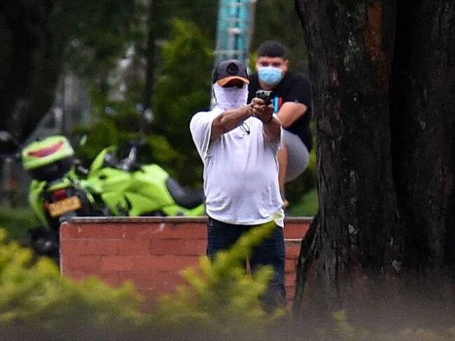 Autoridades le informaron a W Radio que han identificado a cinco civiles armados que dispararon contra manifestantes. Foto: Getty Images / LUIS ROBAYO