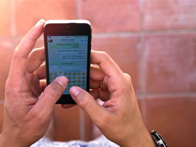 Mensajes desde el celular. Foto: Artur Debat / Getty Images