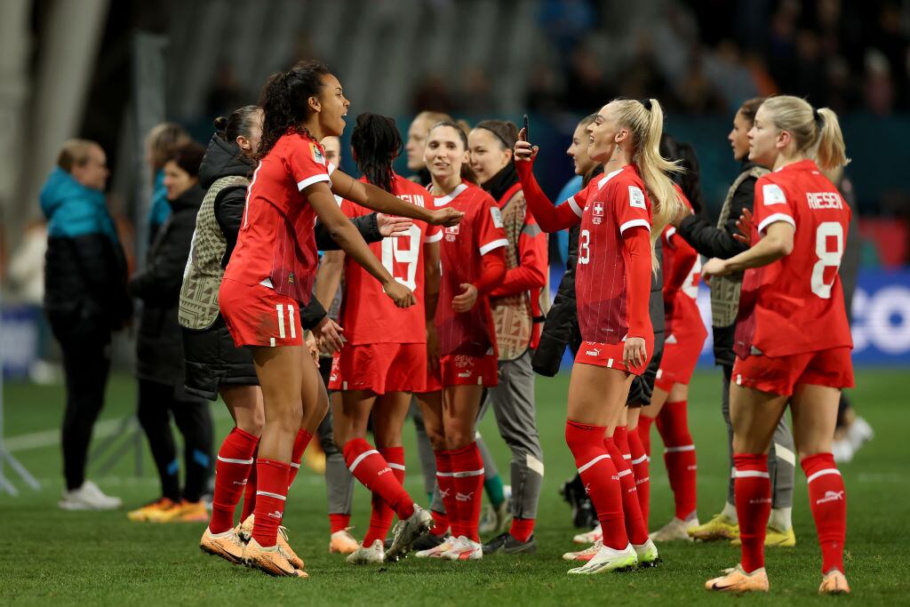 Suiza celebra clasificación a octavos de final del Mundial femenino. 30 de julio 2023. Foto: Lars Baron/Getty Images.