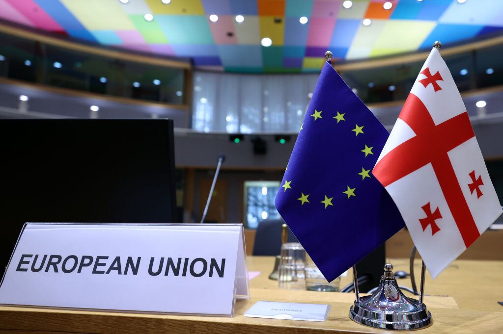 Bandera de Georgia y de la Unión Europea. (Photo by Dursun Aydemir/Anadolu Agency via Getty Images)