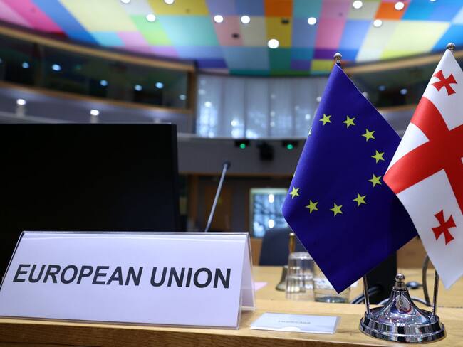 Bandera de Georgia y de la Unión Europea. (Photo by Dursun Aydemir/Anadolu Agency via Getty Images)